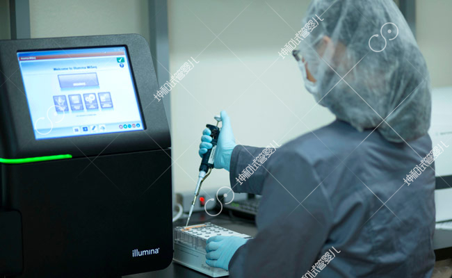 PacGenomics-team-photos-scientist-at-work.jpg